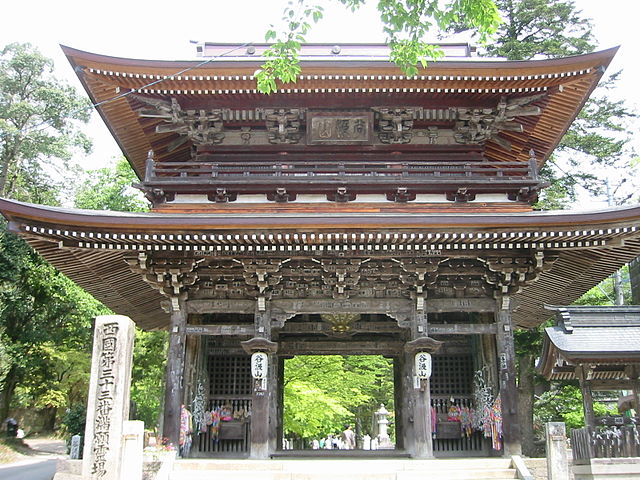 The gate to Tanigumi Kegonji in Gifu. Photo Credit: Jnn under Wikimedia Commons Licence. 